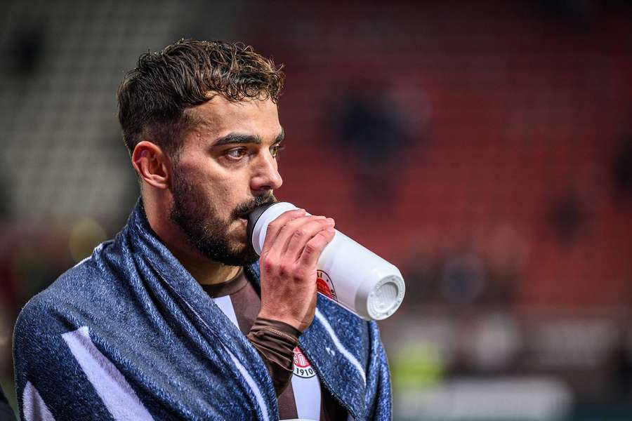 Sinani steht seit 2023 beim FC St. Pauli unter Vertrag