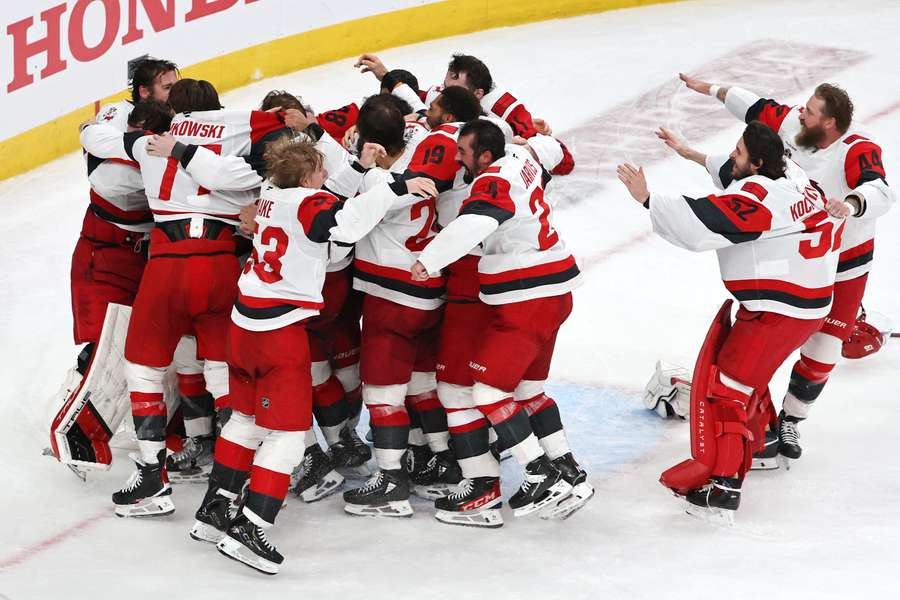 Carolina Hurricanes świętują zwycięstwo 3-0 nad Vegas Golden Knights w szóstym meczu finału Pucharu Stanleya NHL 2026. Carolina Hurricanes świętują zwycięstwo 3-0 nad Vegas Golden Knights w szóstym meczu finału Pucharu Stanleya NHL 2026.