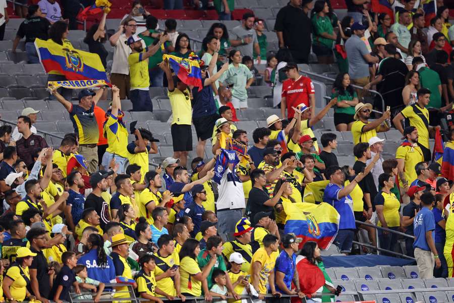 I tifosi dell'Ecuador festeggiano sugli spalti