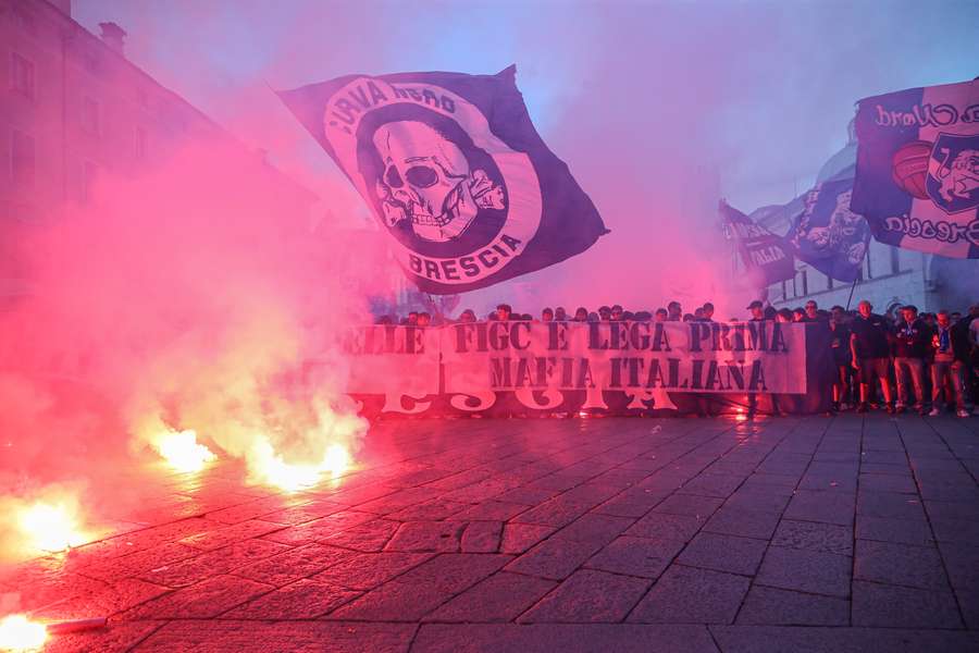 Le proteste dei tifosi del Brescia