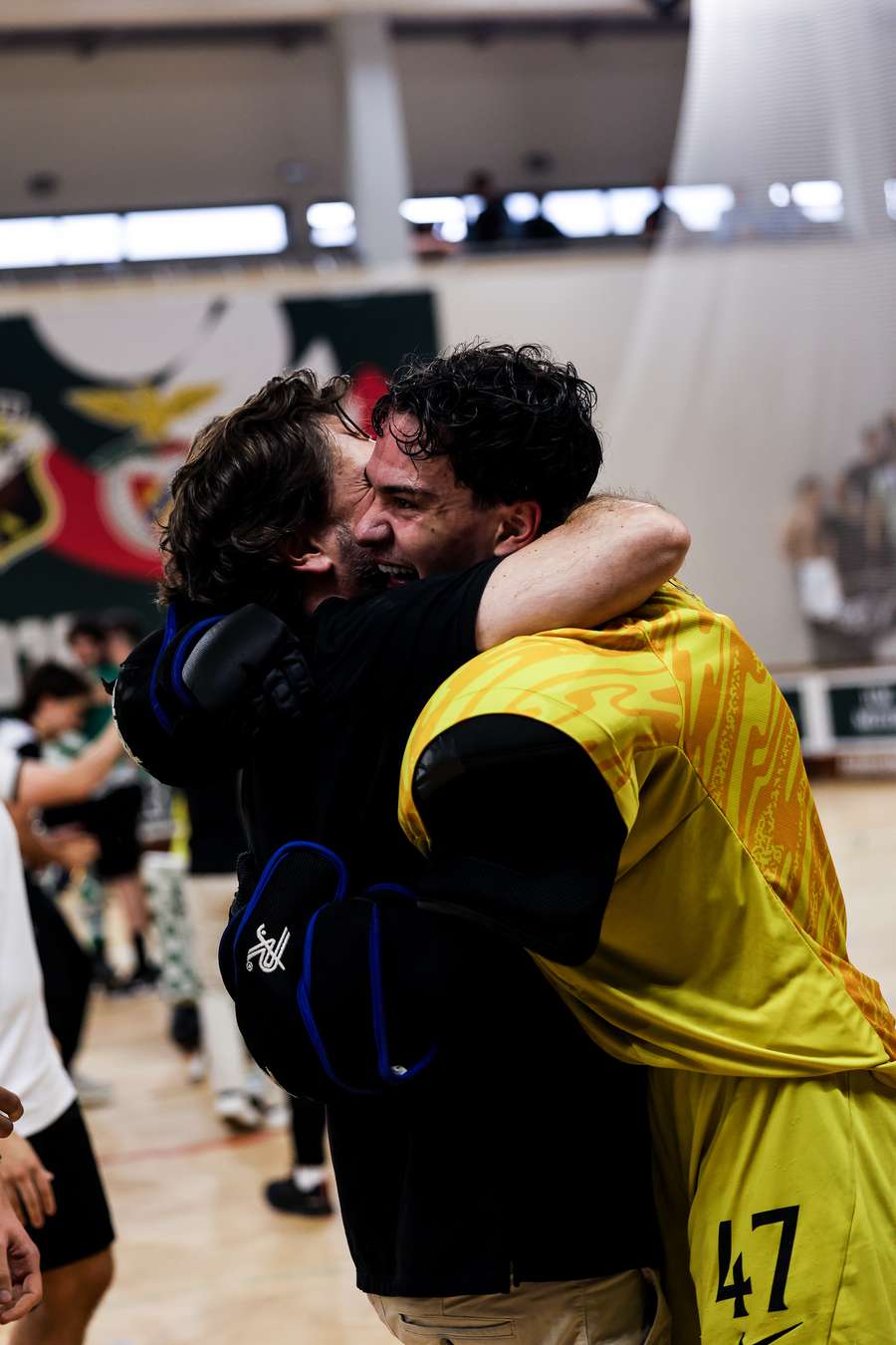 O abraço entre o pai Edo e o filho Xano O abraço entre o pai Edo e o filho Xano