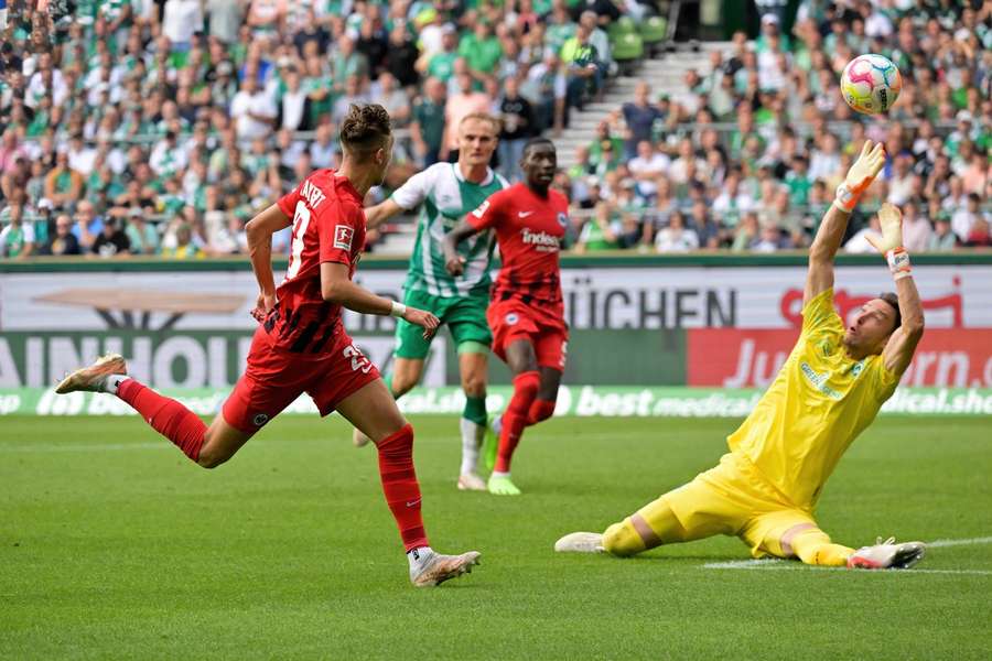 Jesper Lindström v závěru prvního poločasu takhle přehodil bezmocného Pavlenku a dal na 3:2.