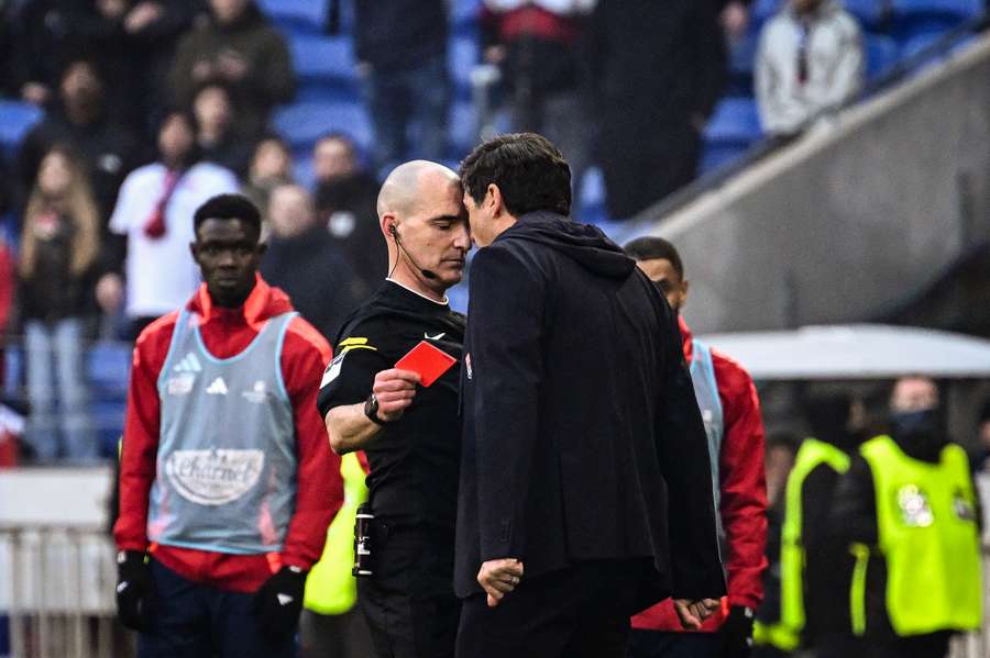 Paulo Fonseca im Gesicht von Schiedsrichter Benoit Millot.