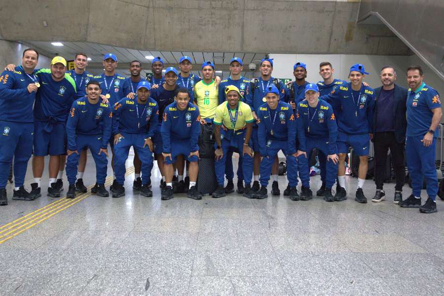 Sub-20 brasileiro chegou no Rio ainda em clima de festa