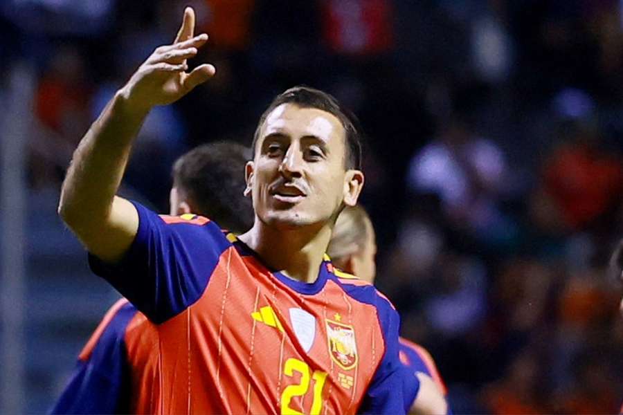 Mikel Oyarzabal erzielte das erste Tor beim spanischen Sieg gegen Peru. Mikel Oyarzabal erzielte das erste Tor beim spanischen Sieg gegen Peru.