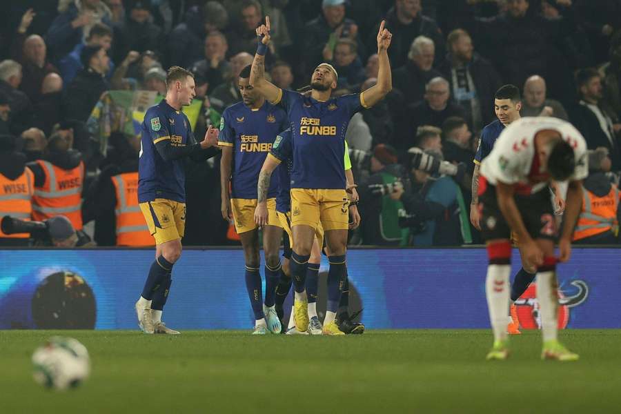 Joelinton coloca Newcastle em vantagem na meia-final da Taça da Liga inglesa (0-1)