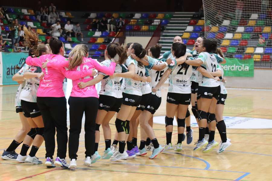 Las jugadoras del Elche celebran su continuidad en Europa