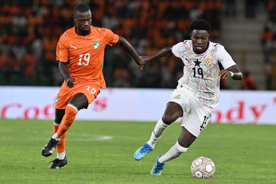 Ivory Coast's forward #19 Nicolas Pépé (L) fights for the ball with Ghana's forward #19 Ernest Nuamah Ivory Coast's forward #19 Nicolas Pépé (L) fights for the ball with Ghana's forward #19 Ernest Nuamah