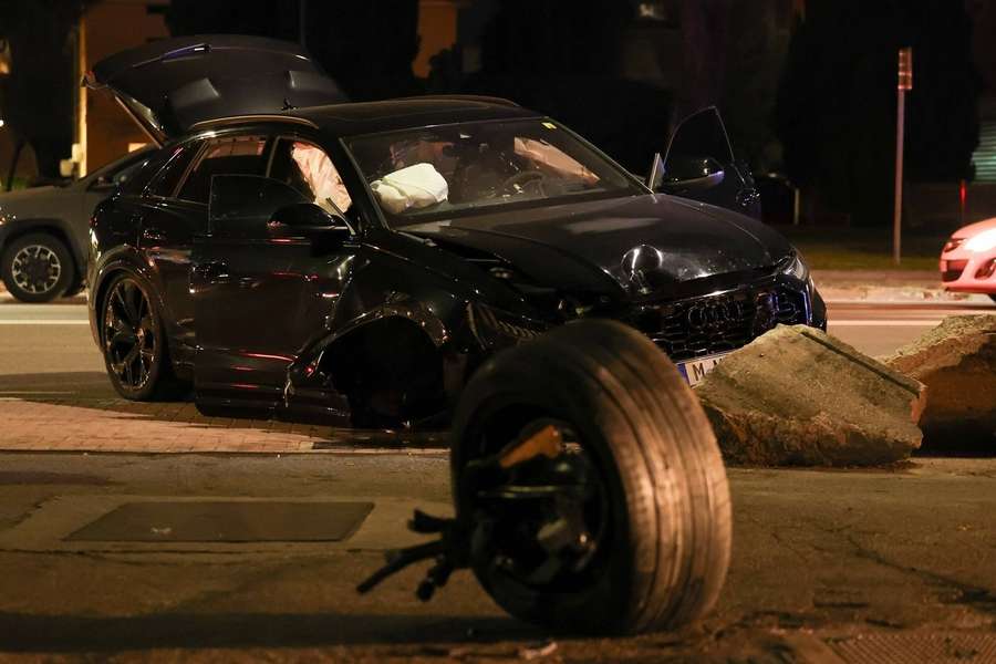 Mario Balotelli kørte af vejen i sin bil. Angriberen var i stand til at frigøre sig uskadt fra det ødelagte køretøj. 