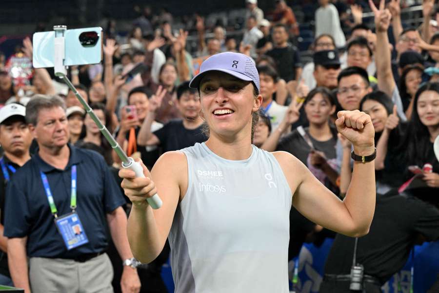 Iga Świątek robi selfie z kibicami po wygranej ze Szwajcarką Belindą Bencić w Wuhan Open