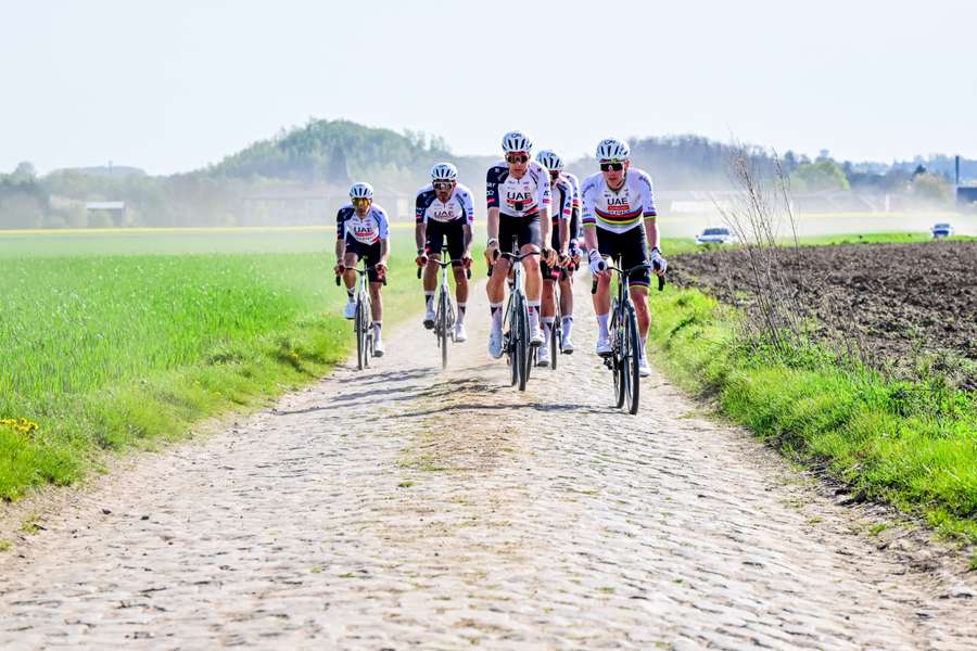Pogacars Taem UAE Emirates bei der Vorbereitung auf Paris-Roubaix
