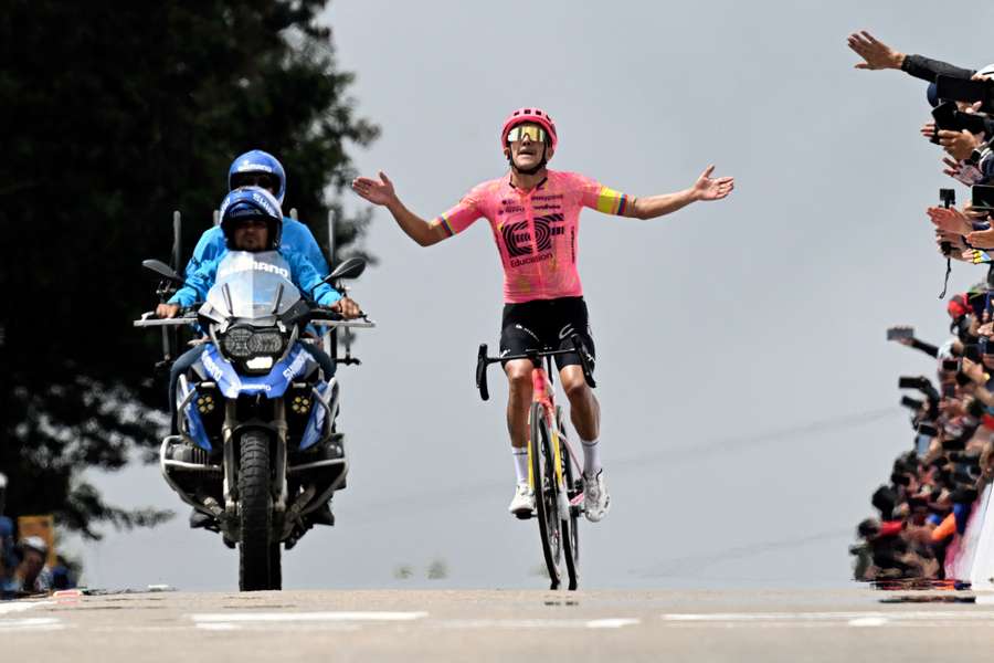 Carapaz domina la montaña del Tour Colombia, pero Contreras mantiene el liderato