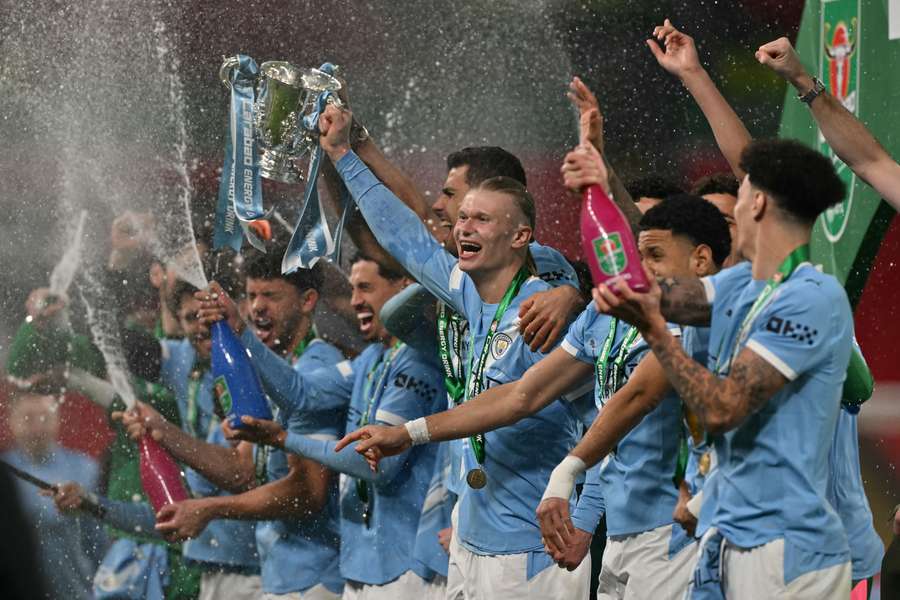 Manchester City comemora mais uma conquista de Copa da Liga Inglesa