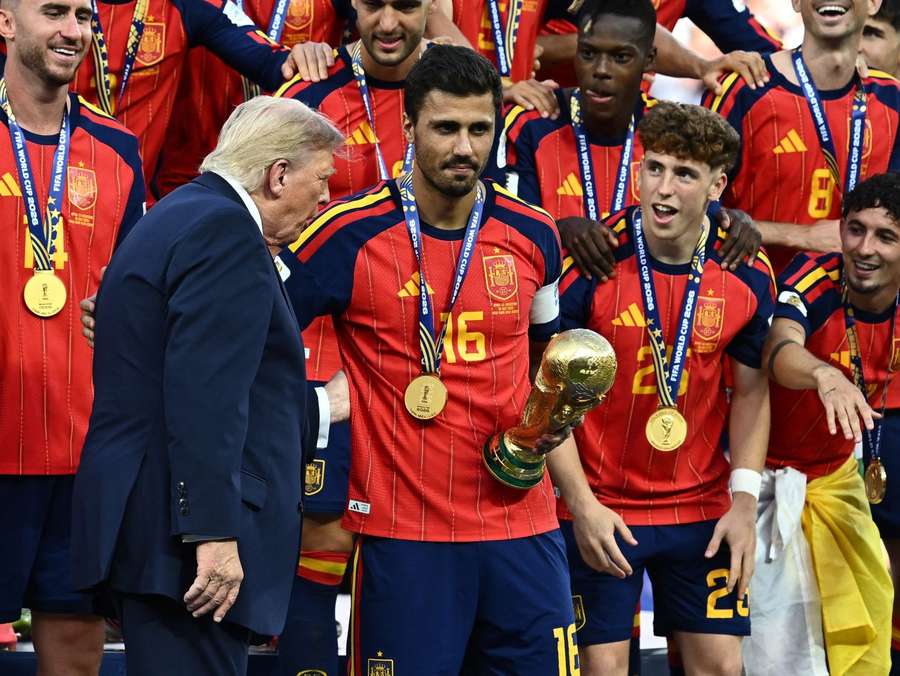 Rodri bei der Übergabe des WM-Pokals Rodri bei der Übergabe des WM-Pokals