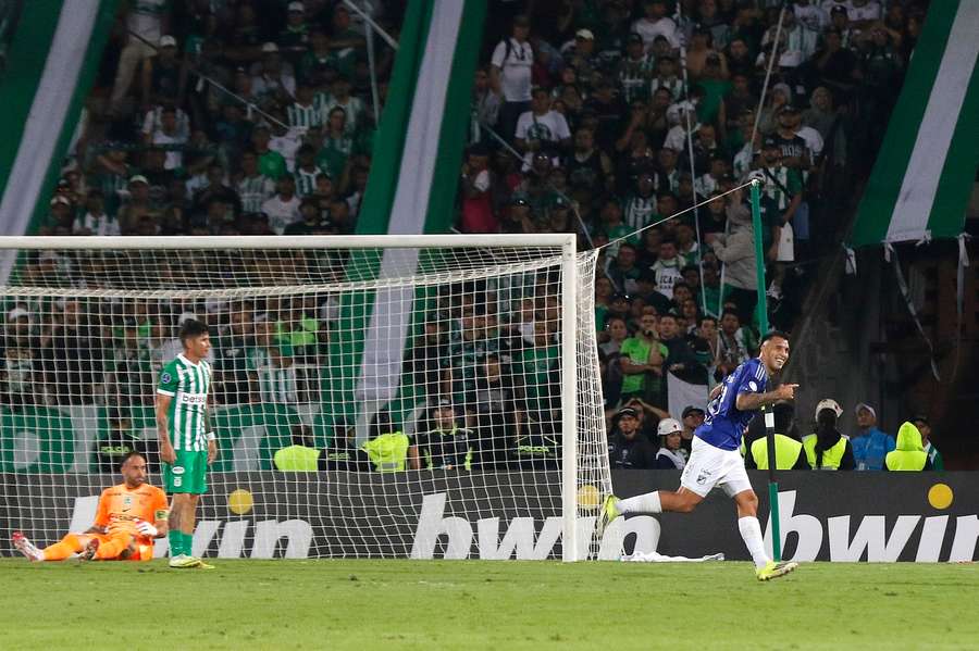 Rodrigo Contreras celebra un gol