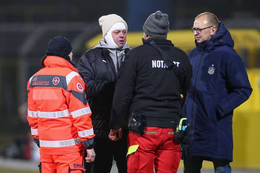 Dem betroffenen Busfahrer (Zweiter von l.) geht es mittlerweile wieder gut Dem betroffenen Busfahrer (Zweiter von l.) geht es mittlerweile wieder gut