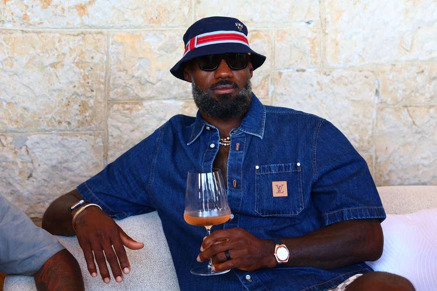 LeBron James, con una copa de vino LeBron James, con una copa de vino