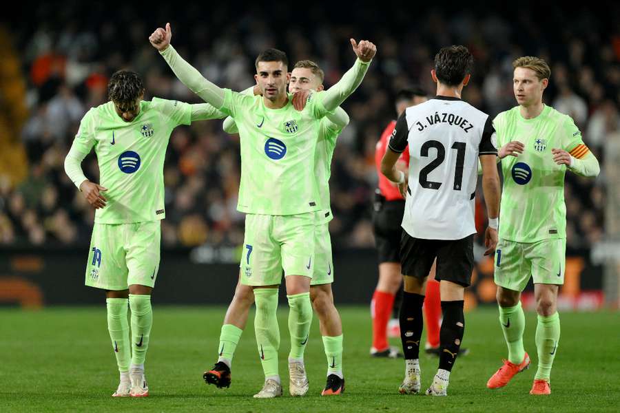 Lamine y Fermín celebran con Ferran uno de los goles del valenciano