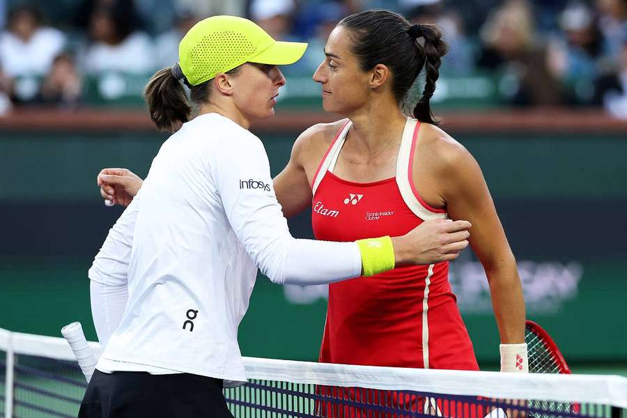 Iga Swiatek a réussi son entrée en lice au WTA 1000 de Miami en battant en deux manches la Française Caroline Garcia.