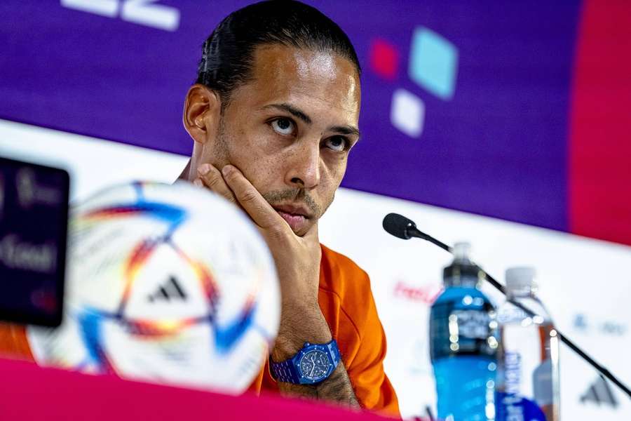 Virgil van Dijk speelt zonder OneLove-band vanwege dreigende bestraffing met geel