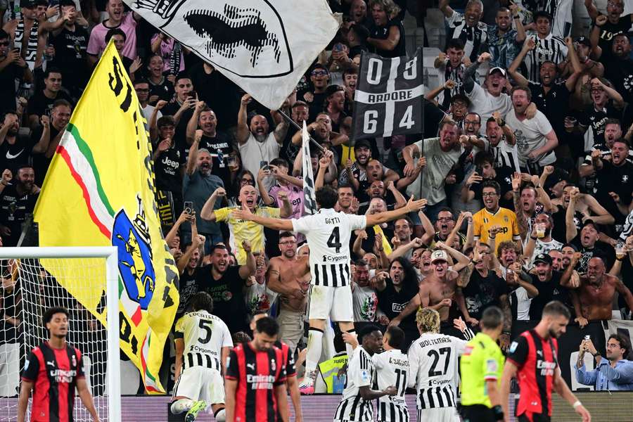Juventus zremisował z AC Milan 1:1. Juventus zremisował z AC Milan 1:1.