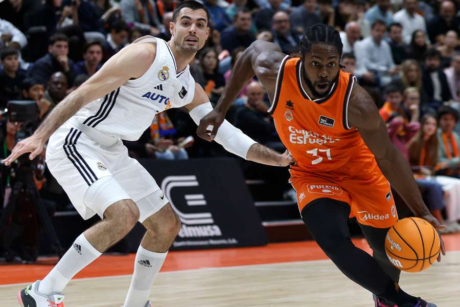 Semi Ojeleye ante Alberto Abalde
