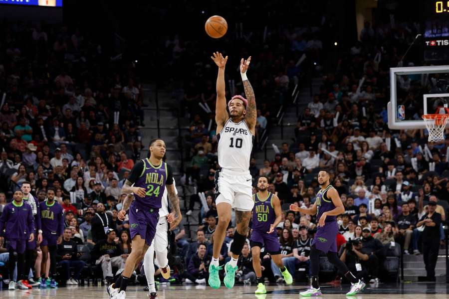Spurs wygrali z Pelicans. Sochan trafił rzut z połowy boiska