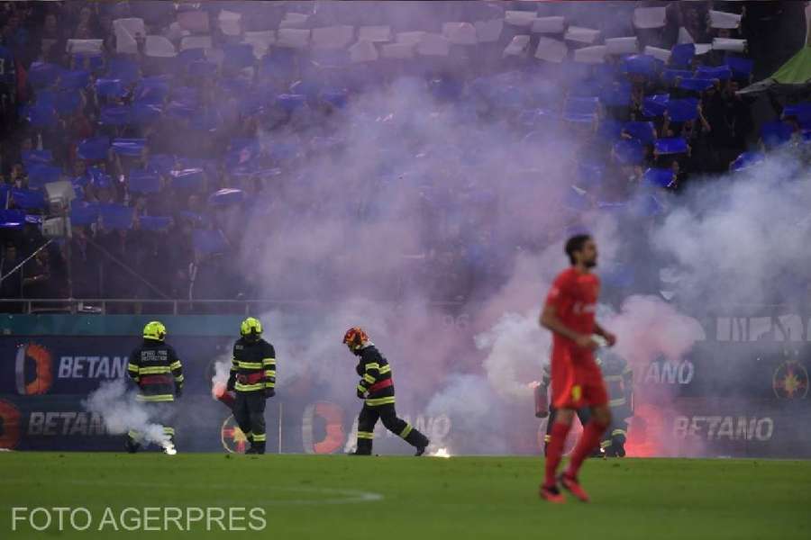 Suporterii au aruncat cu torțe în teren și la meciul dintre FCSB și Rapid. Comisia de Disciplină analizează aceste imagini