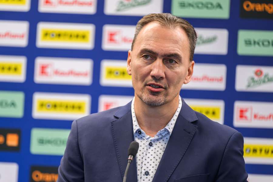 Šatan počas tlačovej konferencie.