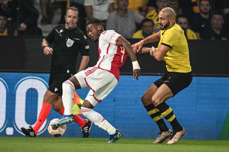 Jorrel Hato (L) is veruit de jongste speler uit het team van Michael Reiziger