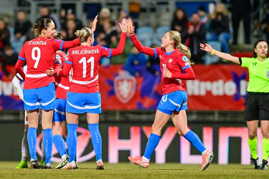 České fotbalistky čeká v pátek na neutrální půdě v polských Polkowicích třetí utkání v Lize národů proti Ukrajině. České fotbalistky čeká v pátek na neutrální půdě v polských Polkowicích třetí utkání v Lize národů proti Ukrajině.