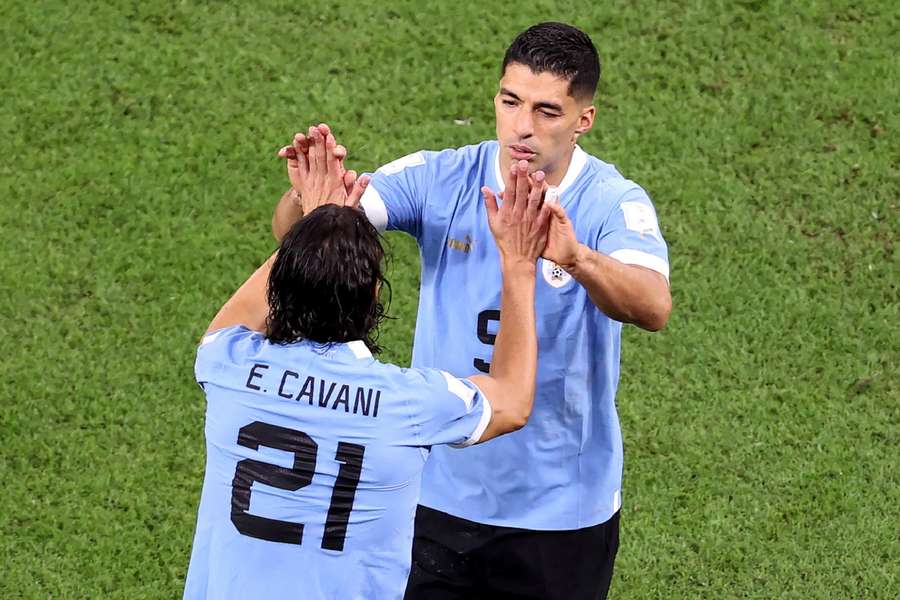 Luis Suarez verlaat het veld voor Edinson Cavani tijdens het WK in 2022
