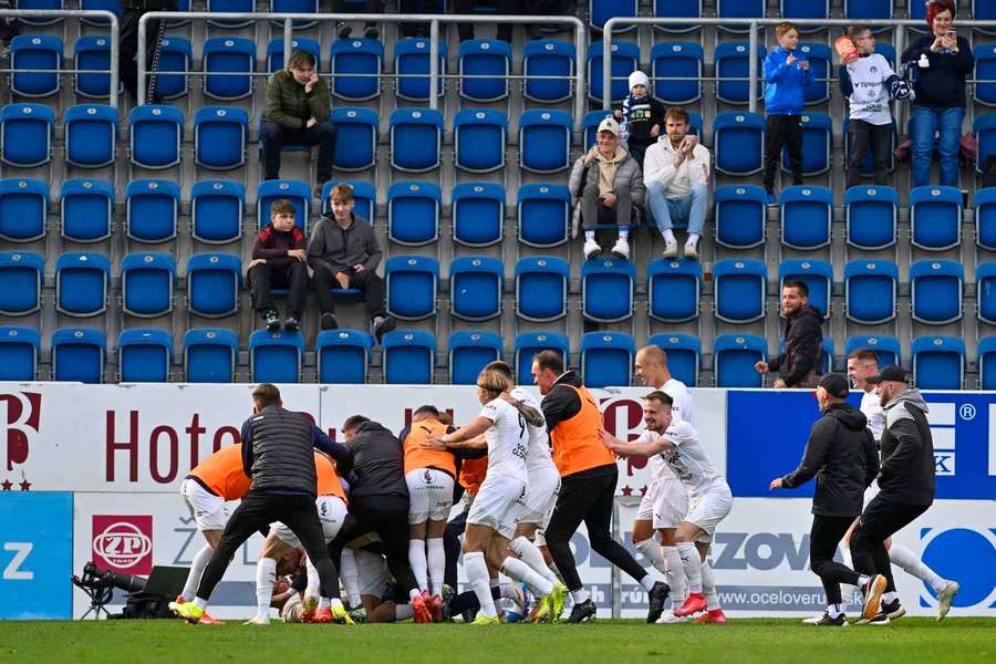 Gólová radost hráčů Slovácka v zápase s Duklou.