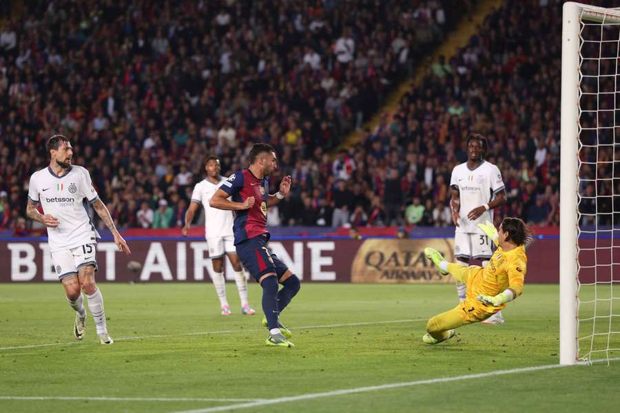 Ferran Torres erzielt das 2:2 für Barcelona gegen Inter.