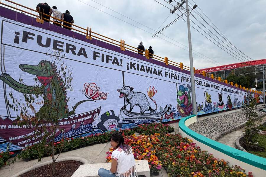Os protestos de Fora FIFA na porta do Azteca Os protestos de Fora FIFA na porta do Azteca