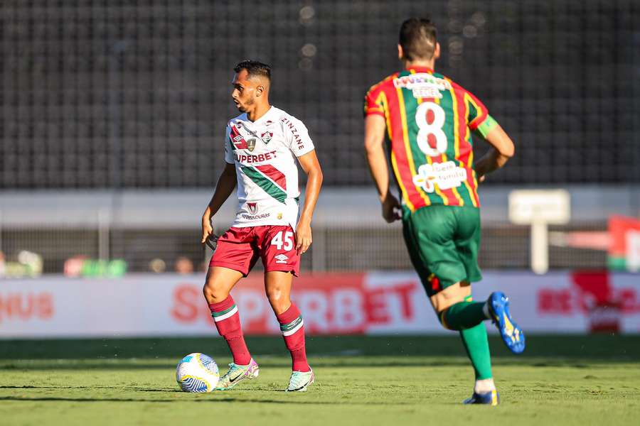 Lima foi feliz no chute de fora no primeiro tempo