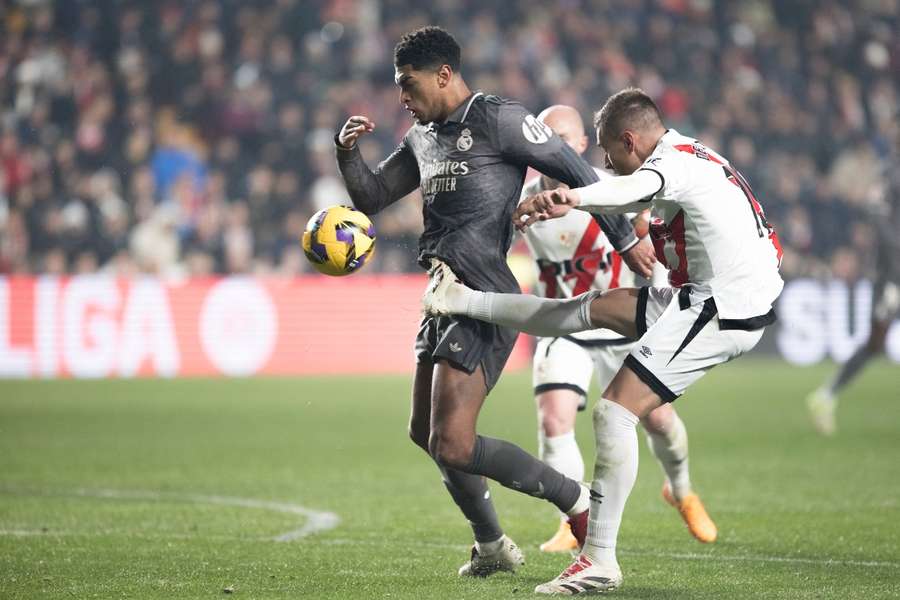 De Frutos ante Bellingham en el último Rayo-Real Madrid