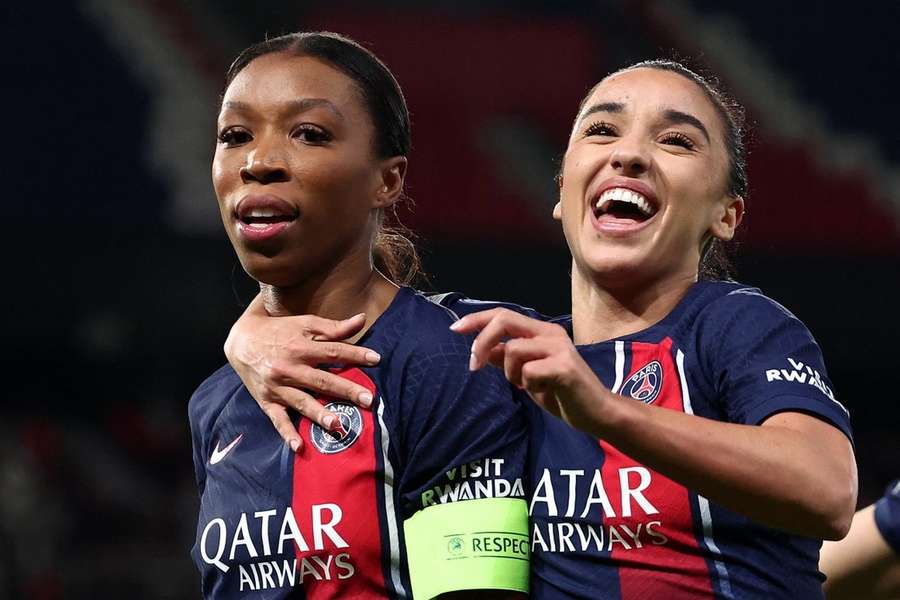 Grace Geyoro e Sakina Karchaoui festejam o golo do PSG