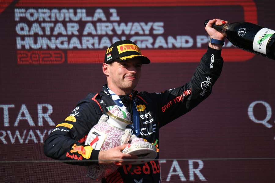 Verstappen pose avec son trophée au Grand Prix de Hongrie
