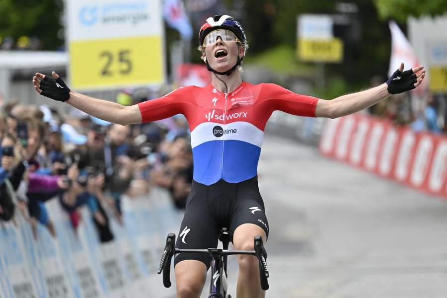 Demi Vollering komt als eerste binnen in Villars-sur-Ollon