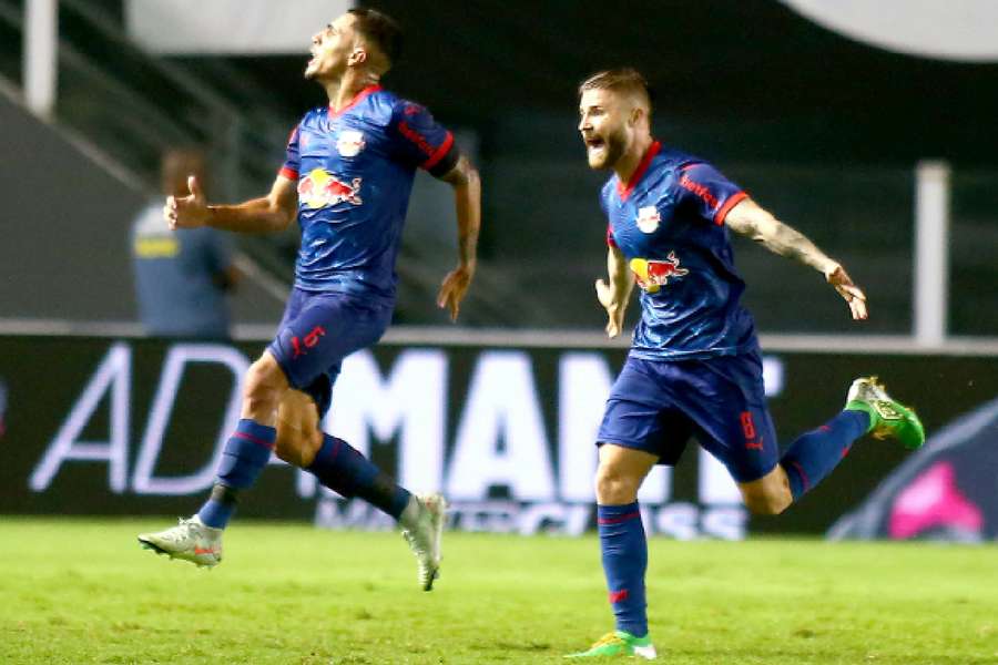 Eduardo Sasha marcou o primeiro gol da partida