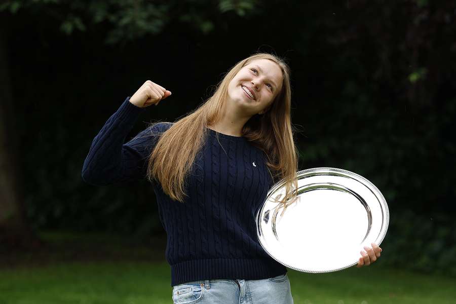 Alisa Okťabreva s trofejí z French Open 2026.