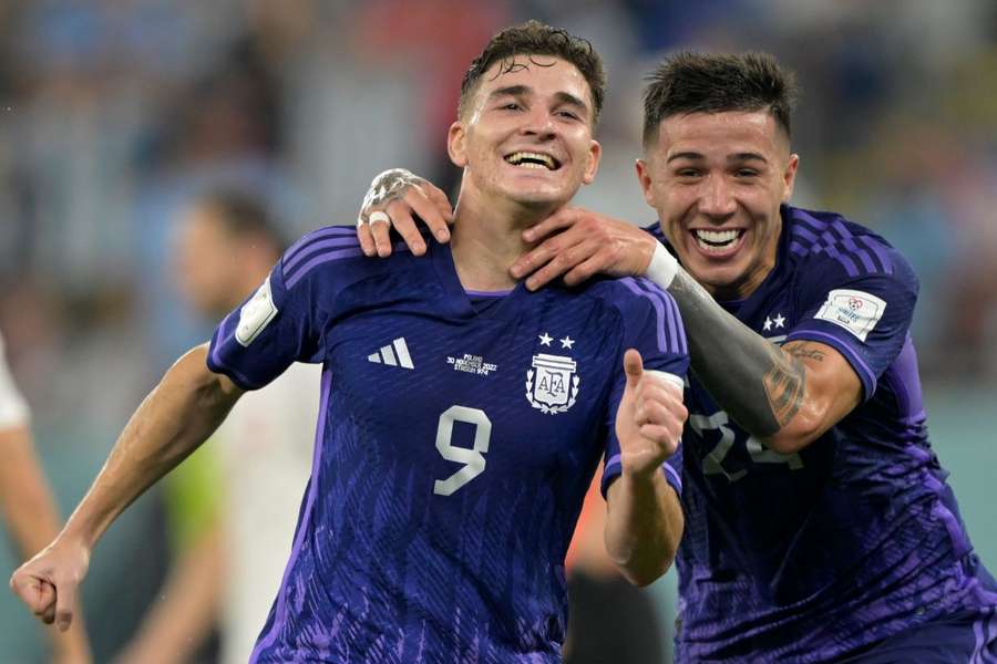 Messi sbaglia un rigore ma l'Argentina non fallisce: 2-0 alla Polonia e primo posto