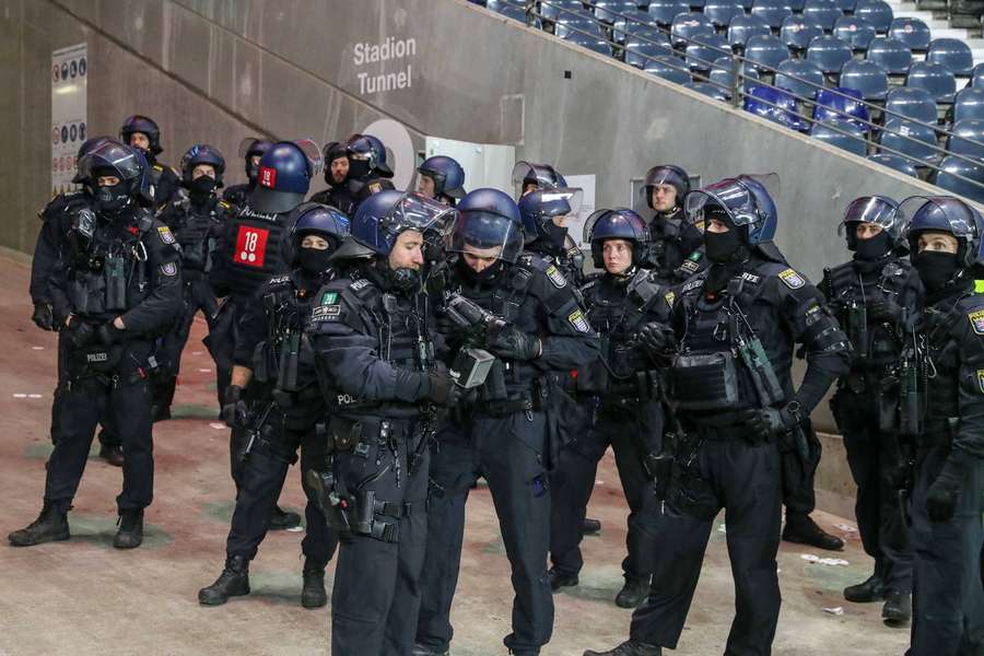 Mit einem hohen Polizeiaufgebot versuchte man, Zusammenstöße zu vermeiden. Ganz gelang das aber nicht.