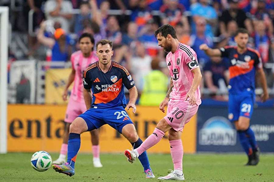 Pavel Bucha (vlevo) a Lionel Messi na archivním snímku z utkání MLS.
