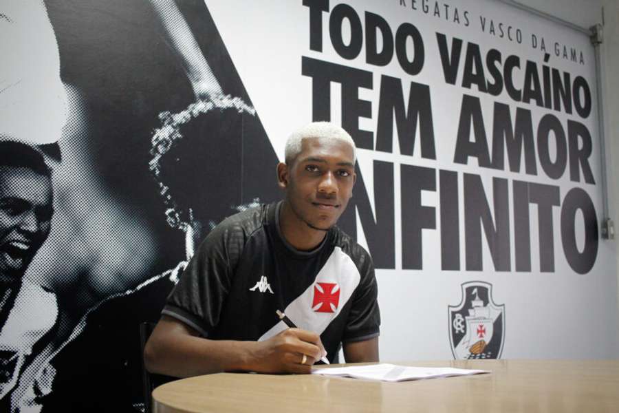 Rayan assinou seu primeiro contrato profissional com o Vasco