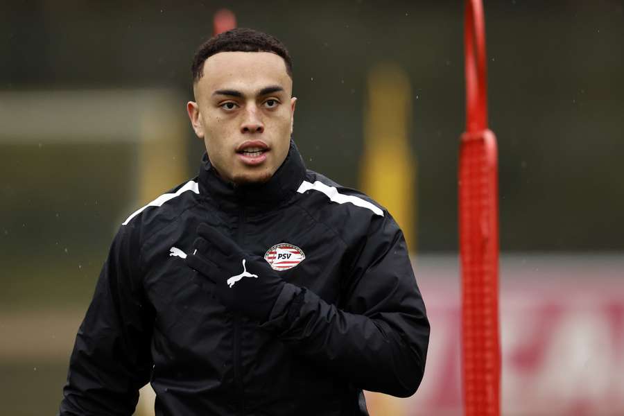 Sergiño Dest op de training van PSV