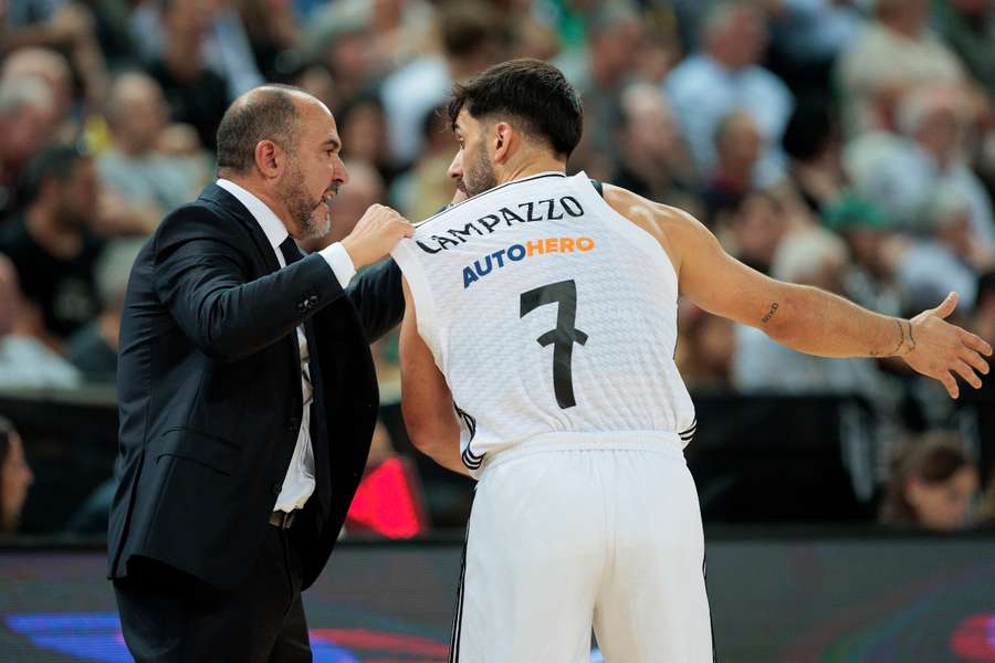 Chus Mateo dialoga con Facu Campazzo