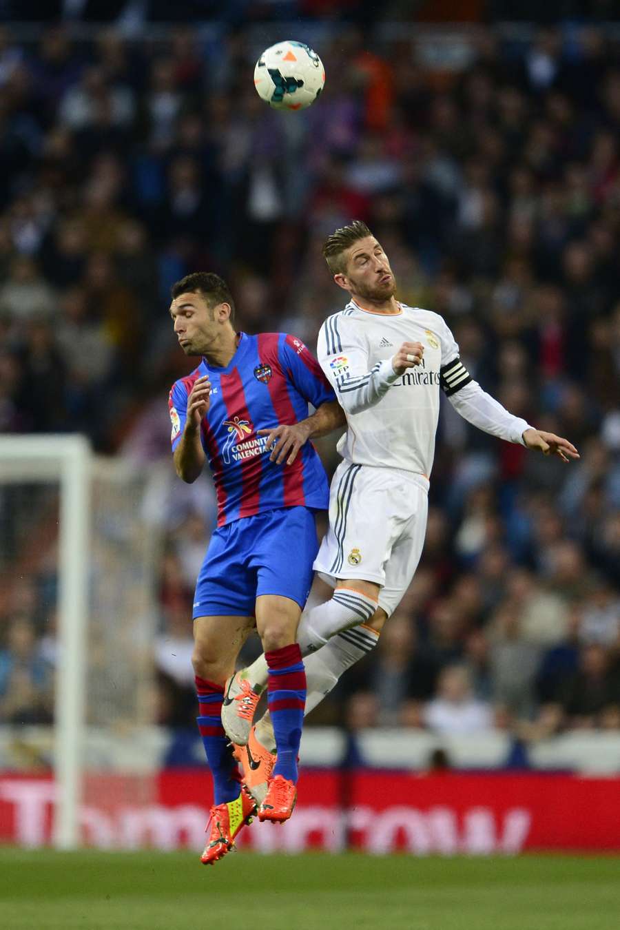 David Barral ante Sergio Ramos, en un Real Madrid-Levante David Barral ante Sergio Ramos, en un Real Madrid-Levante