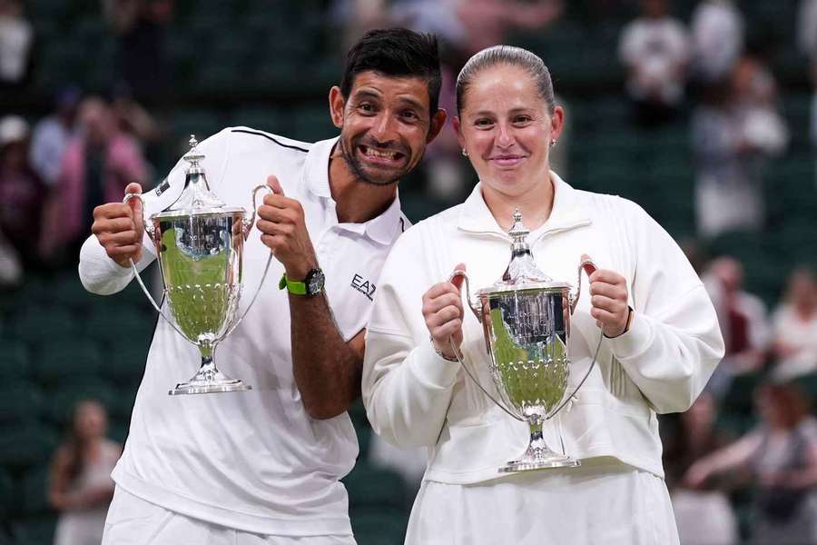 Arévalo (l.) und Ostapenko (r.) mit ihren Trophäen